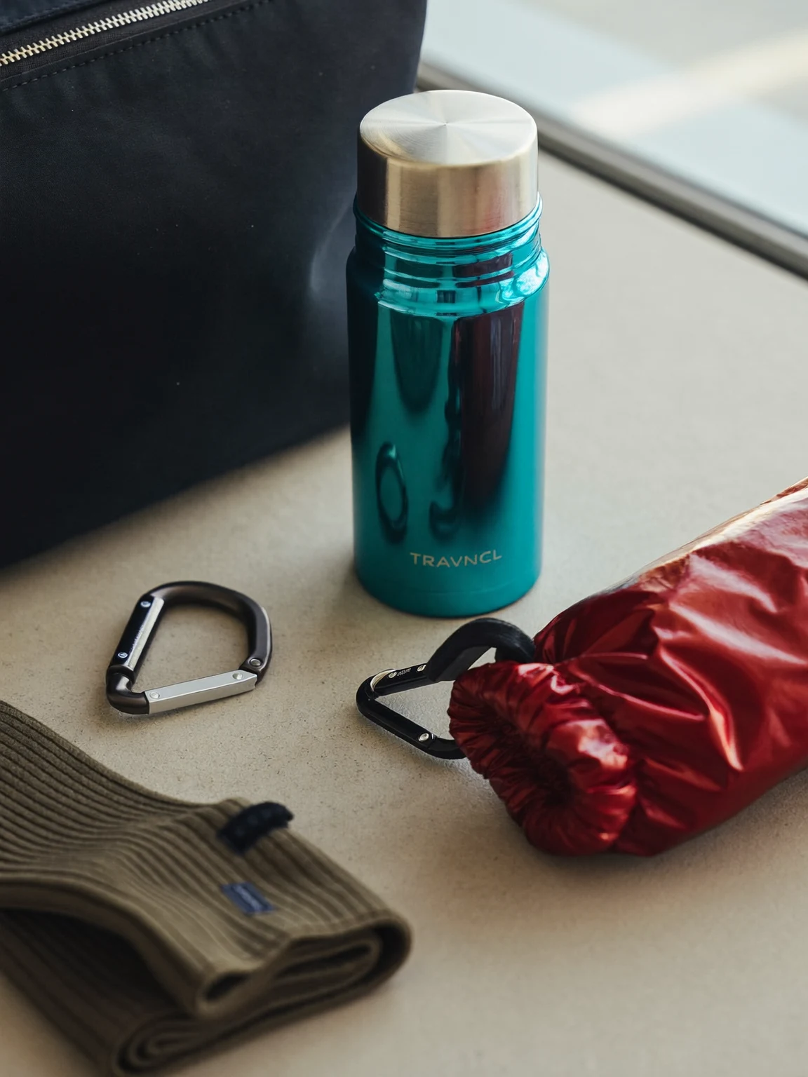 Detailansicht praktischer Camping-Accessoires als stilisierte Illustration
